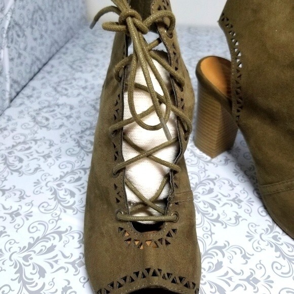 Olive green triangle detail lace up booties - Picture 2 of 4